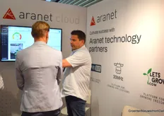 Erik van der Made van Aranet Cloud is druk in gesprek met Leon Tacken van Hotraco Horti.